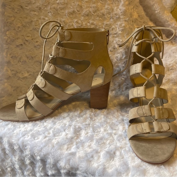 Marc Fisher Paradox Beige Suede Block Heels Sandals Gladiator Lace Up New 11W - Picture 3 of 6